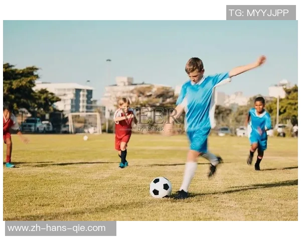 踢足球不仅是运动更是团队合作与个人成长的完美结合 踢足球不仅是运动更是团队合作与个人成长的完美结合